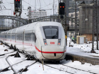 Deutsche Bahn: Hier fahren zusätzliche Züge über Weihnachten https://imthumbs.glomex.com/dC1ydS8yMDIzLzEyLzE1LzEzLzIzXzA2XzY1N2M1MzNhNWJkMzkuanBn/profile:player-960x540/image.jpg
