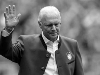 Trauer um den Kaiser: Deutschland würdigt Franz Beckenbauer https://isthumbs.glomex.com/dC1iYWRsZ2dzNmdhbGQvMjAyNC8wMS8wOC8xOS8zM18xNF82NTljNGRmYTg4NjEwLmpwZw==/profile:player-960x540/image.jpg