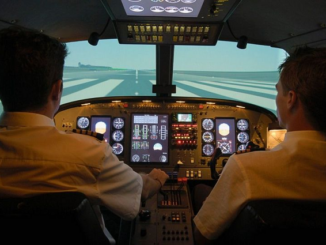 Beide Piloten schlafen: Flugzeug 30 Minuten lang ohne Kontrolle in der Luft https://imthumbs.glomex.com/dC1ydS8yMDI0LzAzLzEwLzA1LzM5XzE1XzY1ZWQ0NzgzMzQ1YmIuanBn/profile:player-960x540/image.jpg