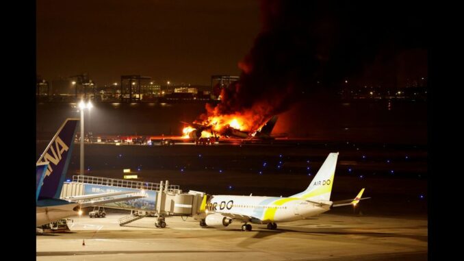 Passagierflugzeug fängt Feuer bei Landung in Tokio Quelle: Glomex https://i4thumbs.glomex.com/dC1ydS8yMDI0LzAxLzAyLzExLzQ2XzI2XzY1OTNmNzkyYjdhMmIuanBn/profile:player-960x540/image.jpg v-cy4711wl3s21