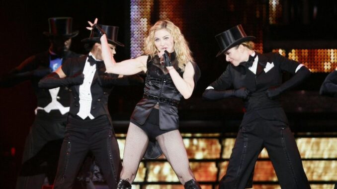 Fans verklagen Madonna wegen Verspätungen bei Konzerten Quelle: Glomex https://imageservicethumbs.glomex.com/dC1iYWRvNXQ0cDk2YXAvMjAyNC8wMS8yMC8xMC8wMF8xOV82NWFiOTliM2FlMjdhLmpwZw==/profile:player-960x540/image.jpg v-cyjg2mgmobsp