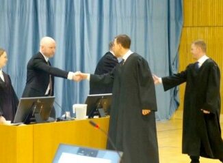 Der inhaftierte Massenmörder Anders Behring Breivik verklagt den norwegischen Staat wegen angeblicher Verletzung seiner Menschenrechte. Der 44-Jährige verbüßt eine 21-jährige Gefängnisstrafe und will aus der Isolationshaft entlassen werden. Am Montag erschien Breivik zum zweiten Mal vor Gericht. v-cy9bc8yewk1t Quelle: https://i3thumbs.glomex.com/dC1ic21jcHVpYmlsdXAvMjAyNC8wMS8wOC8xMi8xMV8wN182NTliZTY1YjU2ZWRmLmpwZw==/profile:player-960x540/image.jpg