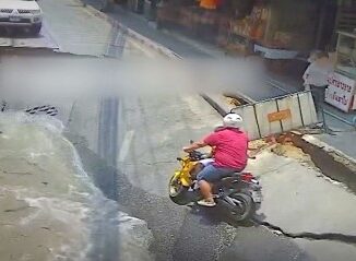 Schockmoment auf einer Straße mitten in Bangkok: Der Erdboden gab plötzlich nach, ein Mann und sein Kind auf einem Motorroller rutschten in das Senkloch. Glücklicherweise waren Passanten zur Stelle. v-d0erqdb29d8p Quelle: https://isthumbs.glomex.com/dC1ic21jcHVpYmlsdXAvMjAyNC8wNC8wOC8xMy8xN18wN182NjEzZWU1MzY3ZjdjLmpwZw==/profile:player-960x540/image.jpg