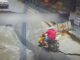 Schockmoment auf einer Straße mitten in Bangkok: Der Erdboden gab plötzlich nach, ein Mann und sein Kind auf einem Motorroller rutschten in das Senkloch. Glücklicherweise waren Passanten zur Stelle. v-d0erqdb29d8p Quelle: https://isthumbs.glomex.com/dC1ic21jcHVpYmlsdXAvMjAyNC8wNC8wOC8xMy8xN18wN182NjEzZWU1MzY3ZjdjLmpwZw==/profile:player-960x540/image.jpg