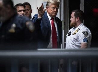 Es ist das erste Mal in der Geschichte der USA, dass ein Ex-US-Präsident bei einem Strafprozess auf der Anklagebank sitzt. Donald Trump muss sich wegen Schweigegeldzahlungen an eine Porno-Darstellerin verantworten. v-d0li4ldhb5ax Quelle: https://i4thumbs.glomex.com/dC1ieGFxd2R0cHhzYjUvMjAyNC8wNC8xNi8xMS8xNF8xMF82NjFlNWQ4MjE2YmUxLmpwZw==/profile:player-960x540/image.jpg