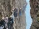 Hunderte Touristen mussten im Yandang-Gebirge in China an einer Felswand ausharren: Wegen eines Feiertags waren ungewöhnlich viele Ausflügler unterwegs, es kam zu einem Stau in luftiger Höhe. v-d15wrugagb55 Quelle: https://isthumbs.glomex.com/dC1ic21jcHVpYmlsdXAvMjAyNC8wNS8xMC8xMC81Nl8wN182NjNkZmQ0NzMwMmU3LmpwZw==/profile:player-960x540/image.jpg